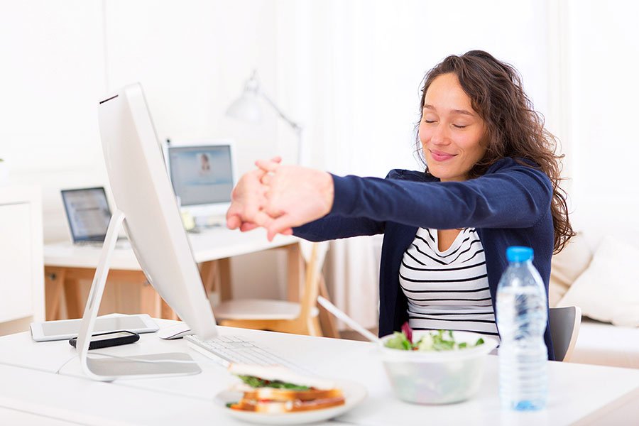 femme sereine au bureau