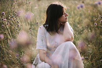 femme hyper-sensible dans la nature